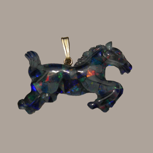 14 kt.y.g. Opal jumping horse pendant