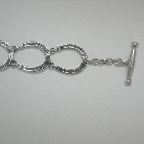 close up of toggle half of horseshoe link bracelet