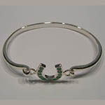 side view of emerald horseshoe bangle bracelet