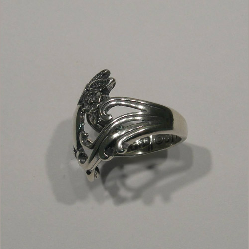 Side view of Heart and flower filigree ring