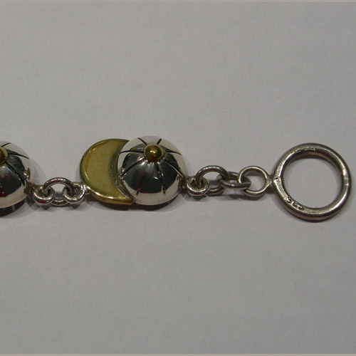 O ring clasp of jockey's cap bracelet