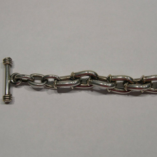 toggle clasp of horseshoe link bracelet