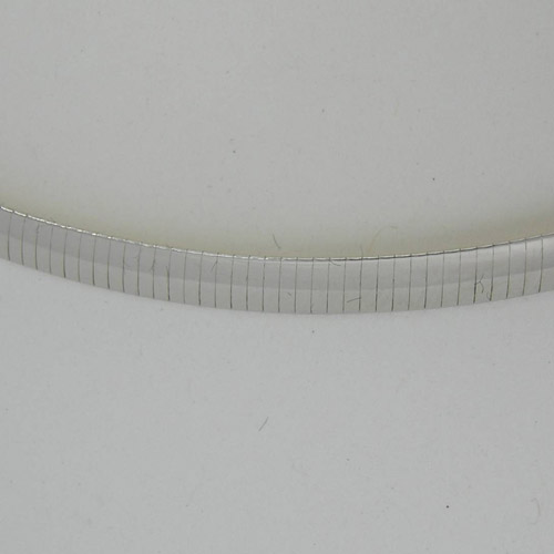 close up of 14 kt wg 4mm Omega chain