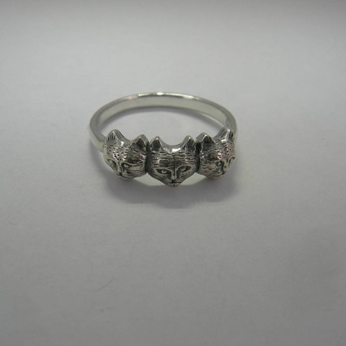 side view of three cat ring